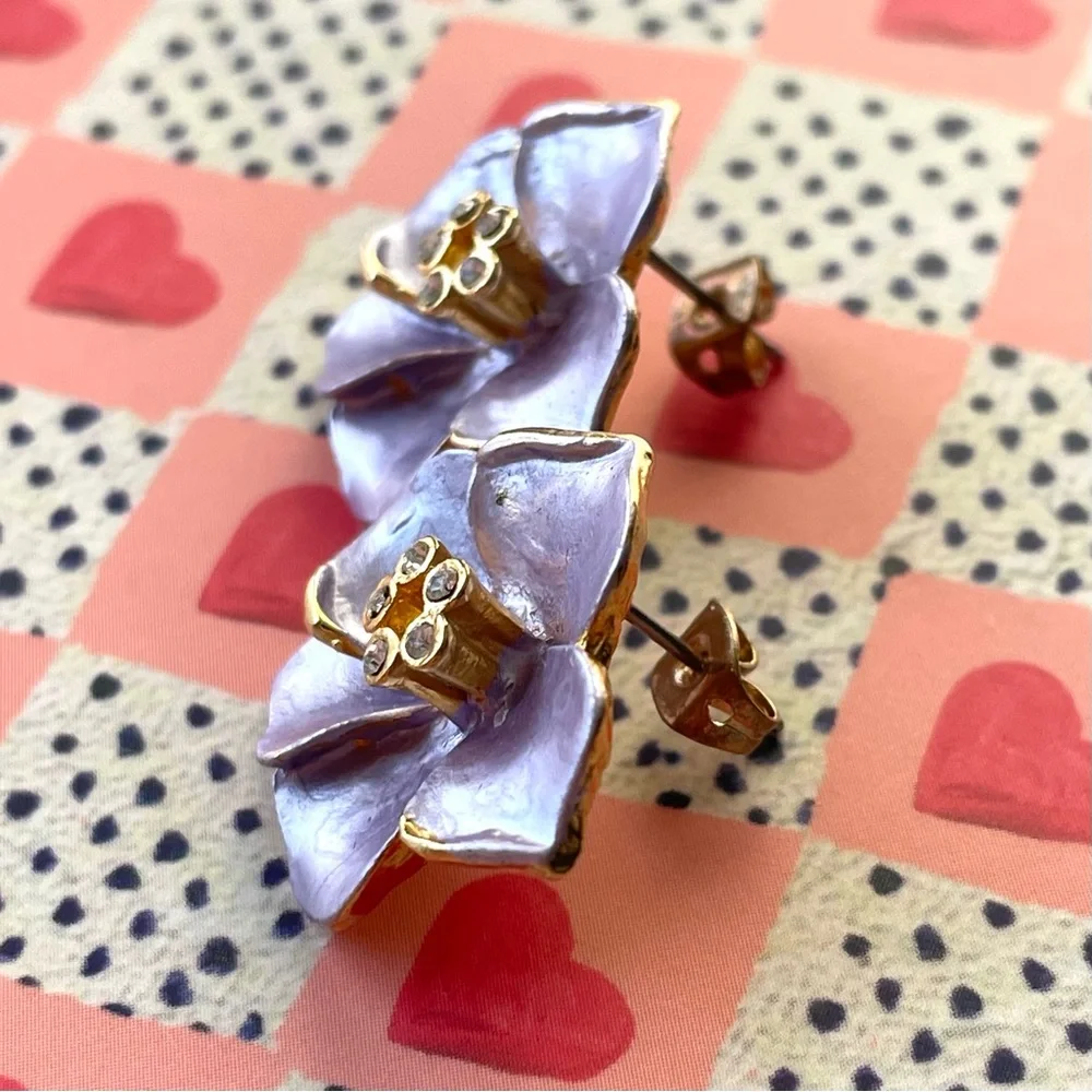 Cute vintage enamel on goldtone flower earrings purple